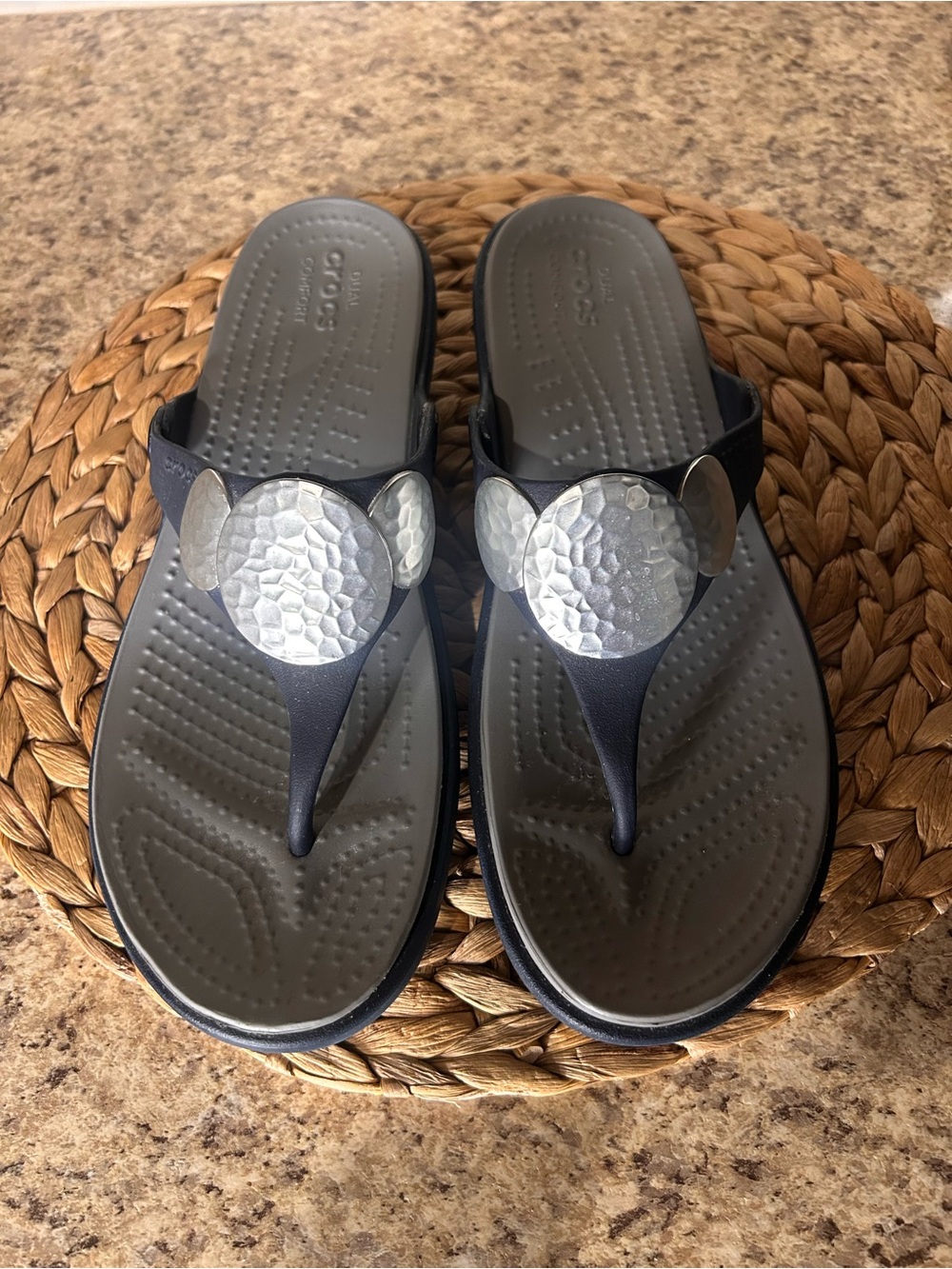 Crocs Sanrah Black Sandals/Flip Flops Low Wedge Hammered Circle Silver Detail - Picture 3 of 8